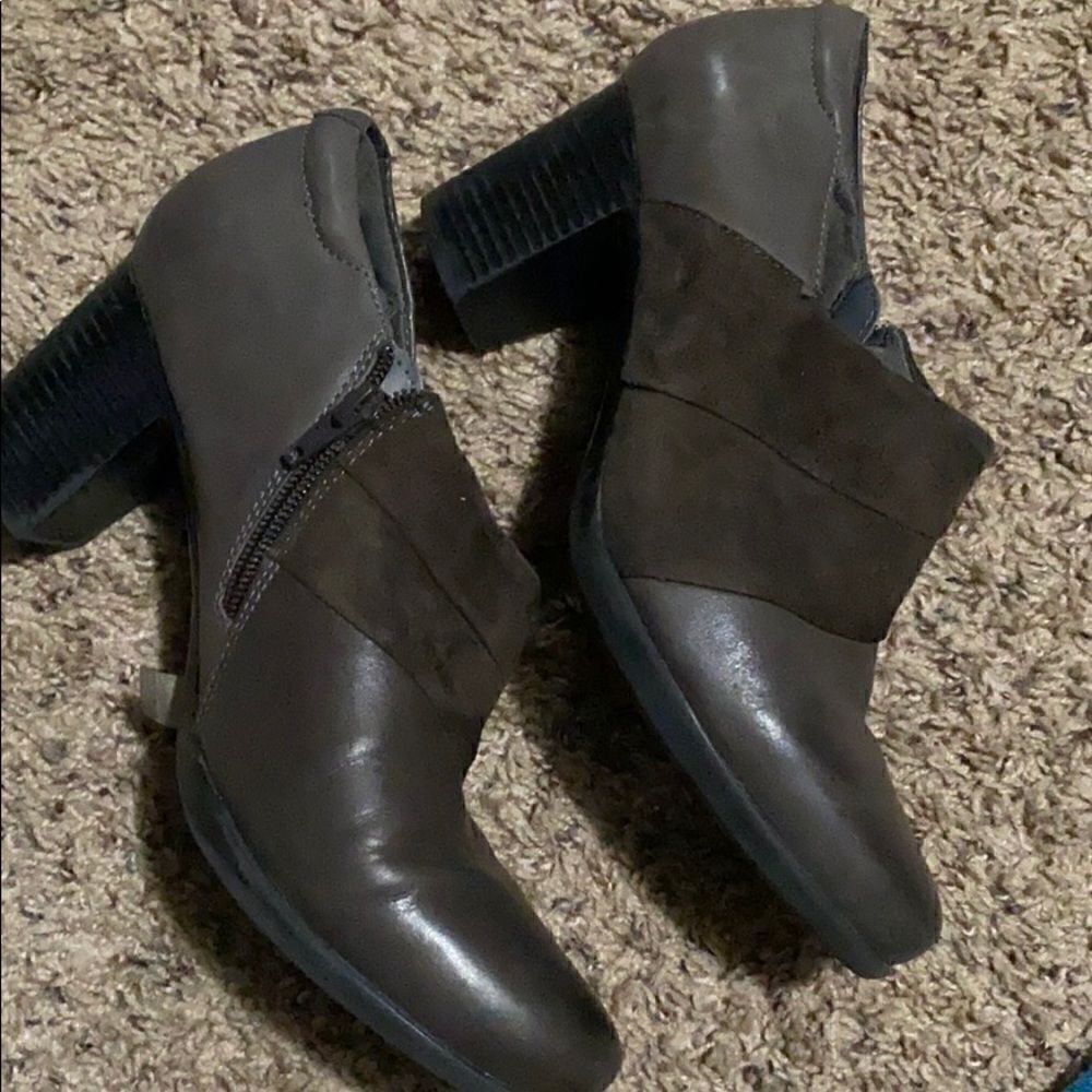 Clark’s shoes  - Picture 2 of 5